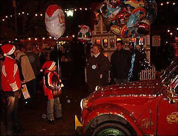 ein riesengroer Weihnachtsmann-Luftballon