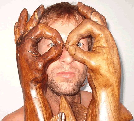 Künstler Eduardo mit seinen handgeschnitzten Händen