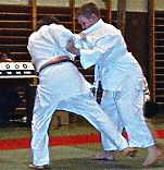 Erster Judo-Kampf f�r Niklas (rechts im Bild)