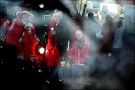 Lilli-Crew mit Rauch vom Langos-Stand