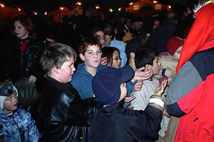 Kinder warten auf ihre Geschenke