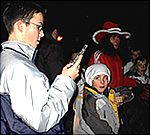 Ein Bub bestaunt sein Geschenk