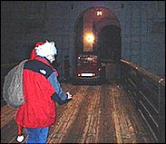 Lilli f�hrt durchs gro�e Burgtor der Burg Forchtenstein