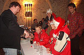 Horstl schenkt Getr�nke ein