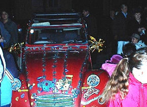 Lilli parkt sich vor dem Feuerwehrhaus ein