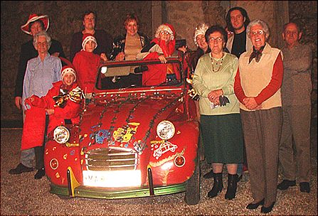 Vor dem alten Brunnen im Burghof von Fochtenstein