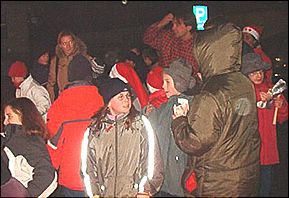 Die Kinder freuen sich �ber die Geschenke