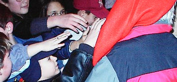 So viele H�nde, so viele strahlende Kindergesichter