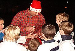 Kinder greifen nach den Geschenken