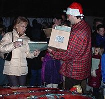 Weihnachtsmann-Helfer mit kanadischem Hemd