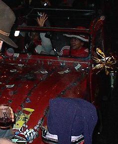 Da fliegen die Zuckerl aus der 2CV-Ente