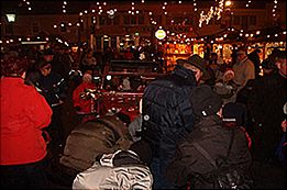 Die Marktbesucher freuen sich �ber Lilli's Kleinigkeiten