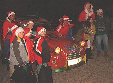 Lilli, ihre Helfer und das Pony vom Reitstall