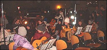 Kinder musizieren. Im Hintergrund steht Lilli