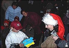 Die Weihnachtsmann-Helfer haben f�r jeden etwas dabei