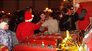 Kinder st�rzen sich auf die Weihnachts-Lilli