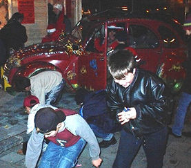 Kinder sammeln eifrigst die Zuckerl ein