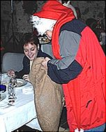 Neugieriger Blick in den Geschenkesack