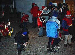 Kinder beim Zuckerl-Einsammeln