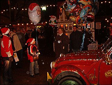 ein riesengro�er Weihnachtsmann-Luftballon