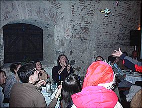 Zuckerl und S��igkeiten fliegen durch die Gegend