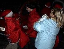 Verhandlung mit dem Weihnachtsmann-Helfer