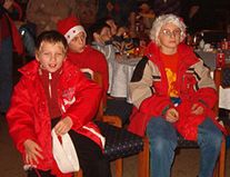 Erste Reihe fu�frei. Eine Ehre f�r die Weihnachtsmann-Helfer