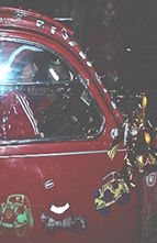 Lilli, die bemalte 2CV-Ente mit Lichterkette und goldenem Mascherl