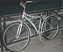 Sattel abnehmen, um das Fahrrad vor Diebstahl zu sch�tzen?  -  � Werbe-Redaktion/A. Prinz