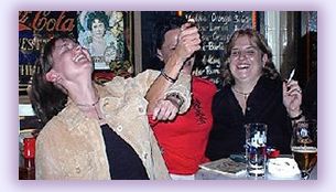 Drei M�deln beim Empfang