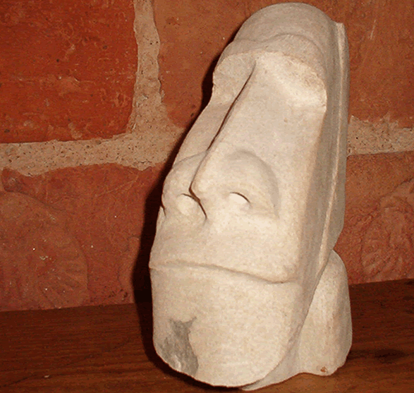 Sandstein-Skultpur erinnert an Osterinsel